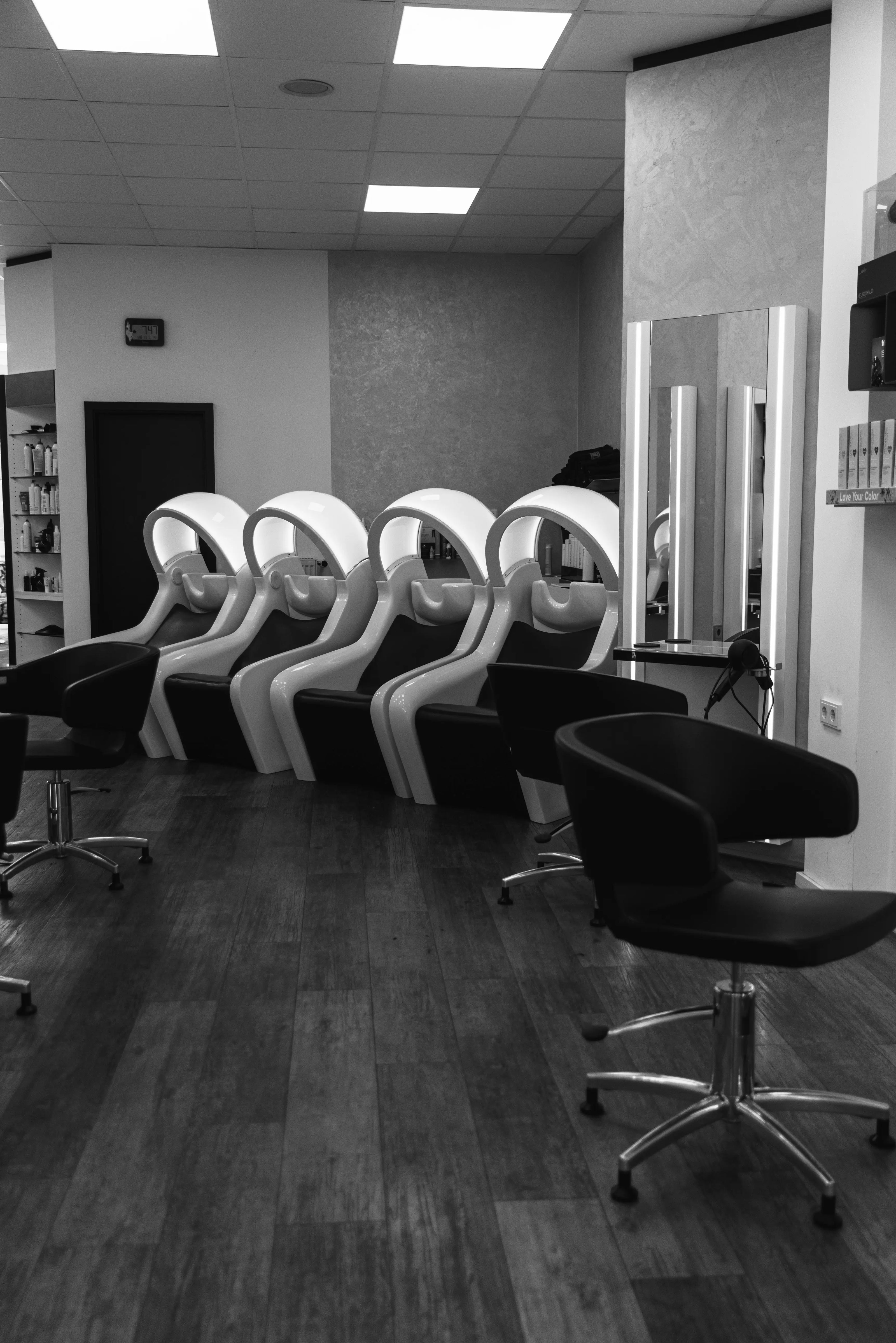 Moderne Waschstationen im Coiffeur Hofstetter Salon mit ergonomischen Stühlen