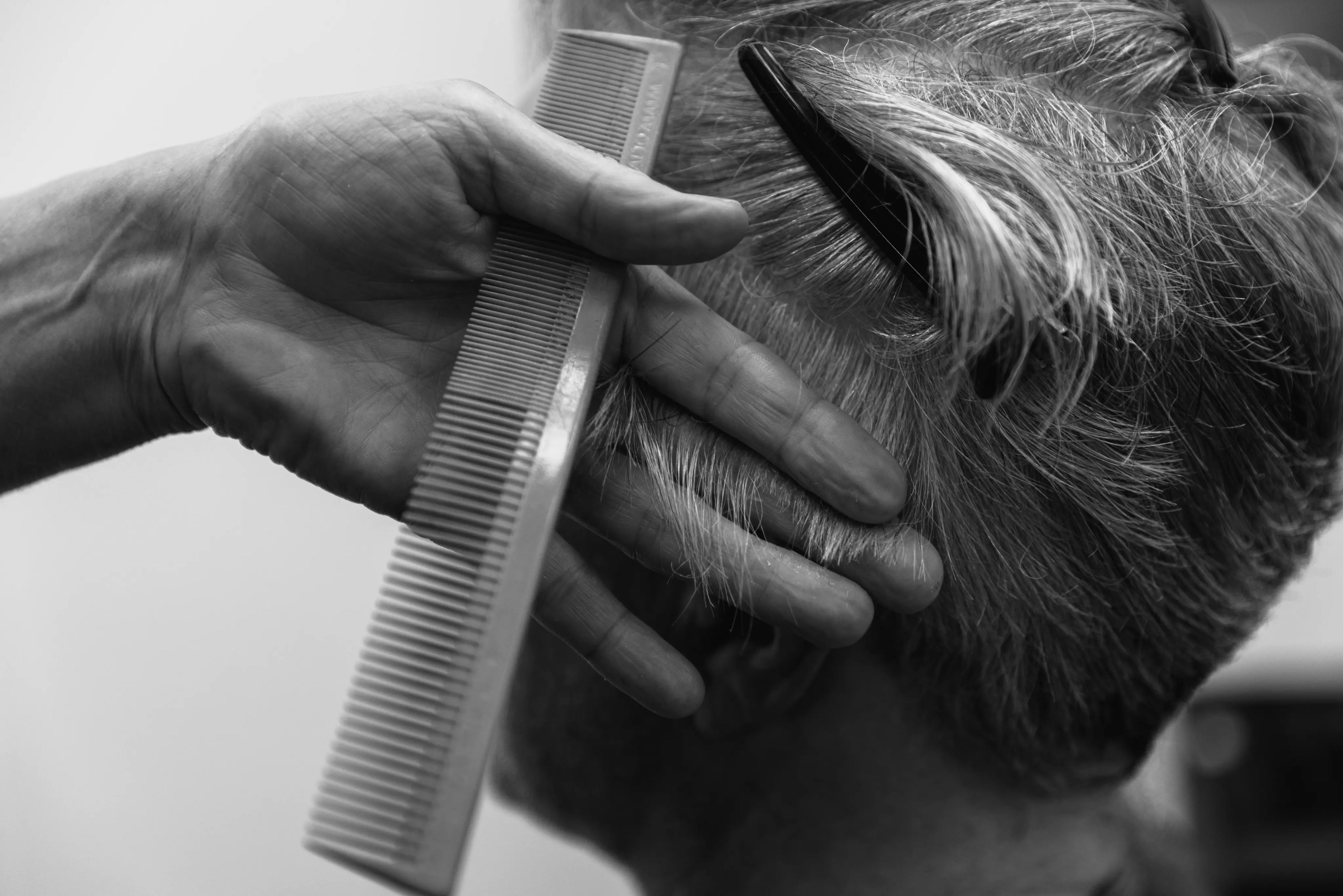 Friseur schneidet präzise Haare bei Coiffeur Hofstetter